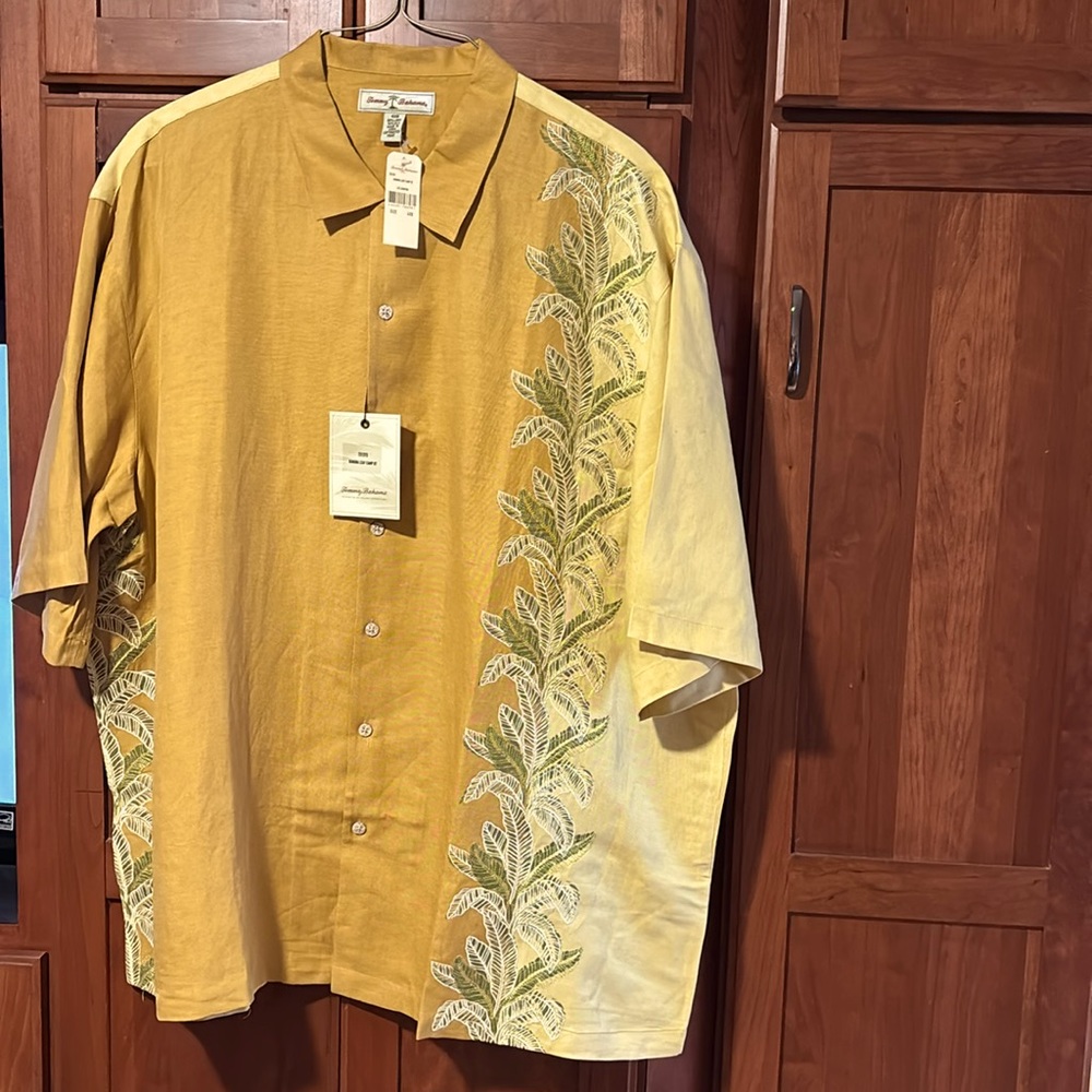 Men’s Tommy Bahama short sleeve button down linen/silk shirt. Size 4XB.